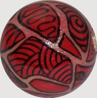 rote Holzkugel, perlmuttoptik mit Zentangle Motiven