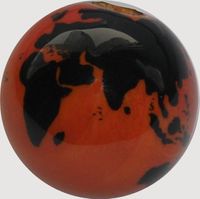 Kugel in orange mit schwarzer Weltkarte