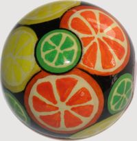 Kugel mit Orangen-, Zitronen- und Limettenscheiben
